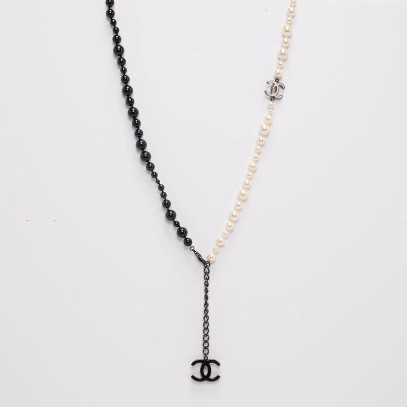 Chanel Black & White Pearl CC Long Necklace - Blue Spinach